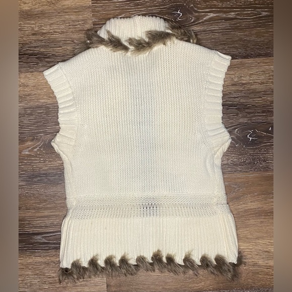NWT CACH’E WOMENS SWEATER VEST SIZE XS IN CREAM AND FAUX FUR TRIM - Picture 3 of 5